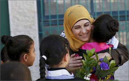 Cô giáo Hanan Al Hroub cùng các học sinh của mình tại Bờ Tây (Palestine).